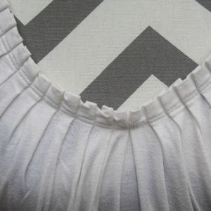 WHITE SMOCKED V-NECK TSHIRT